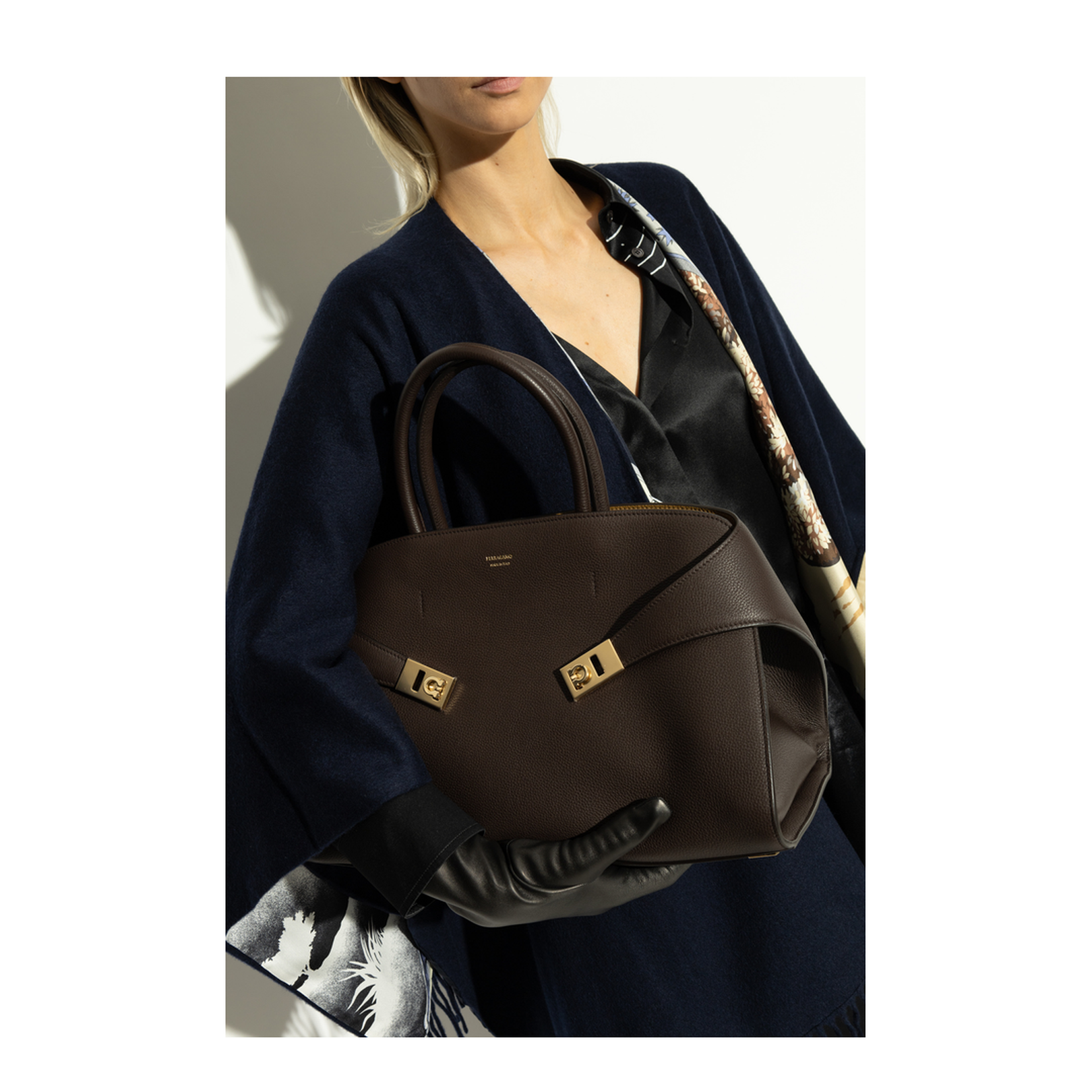 Hug Medium Shoulder Bag - Image 2