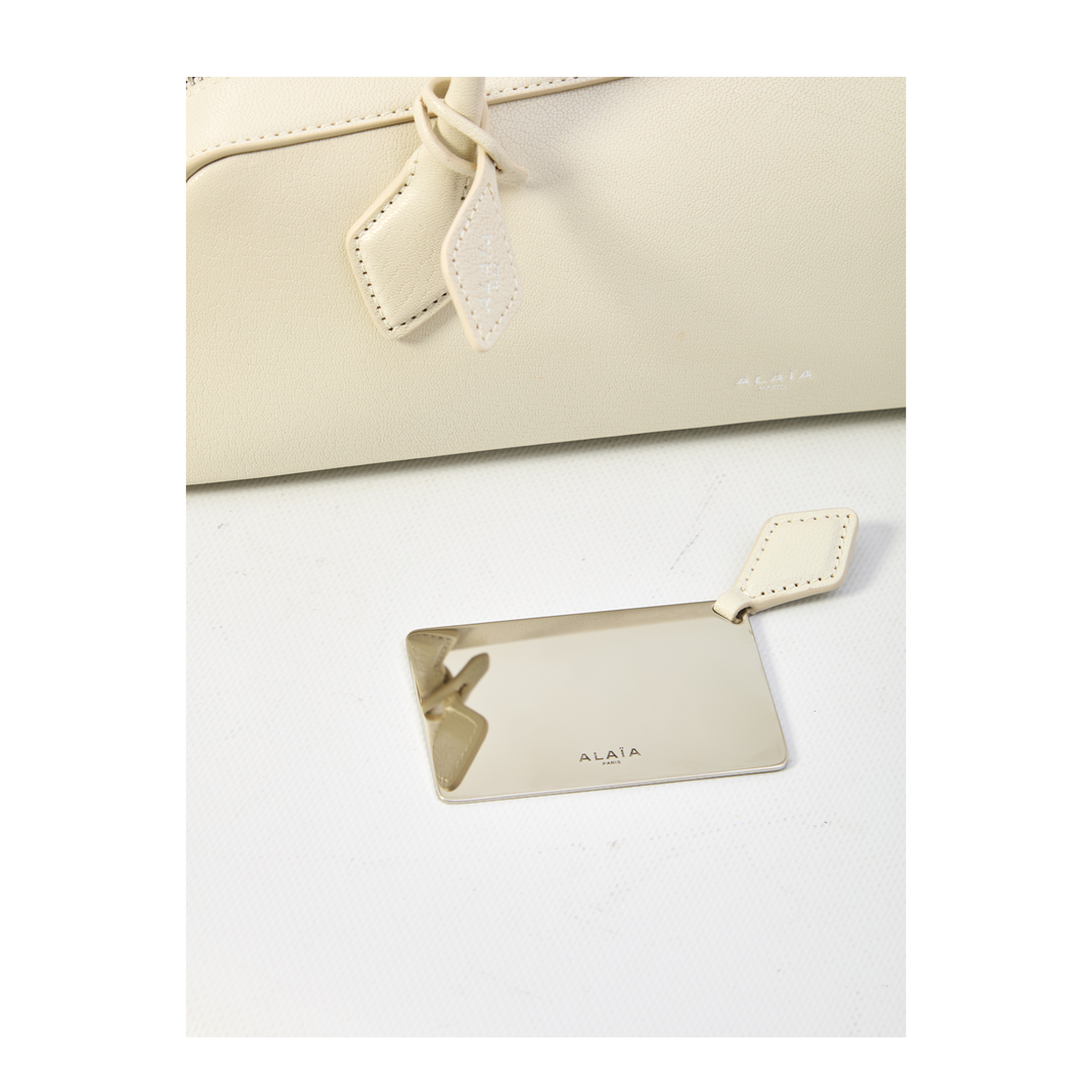 Le Teckel Medium Shiny Goatskin Shoulder Bag - Ivory (Off-white) - Image 4