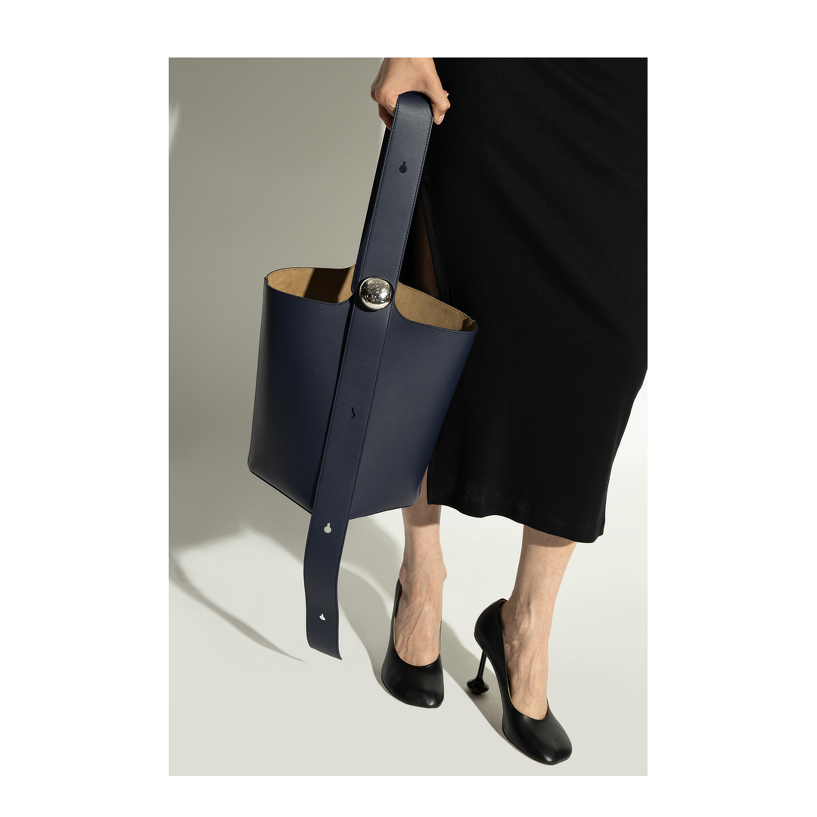 Medium Pebble Bucket Bag Blue - Image 2